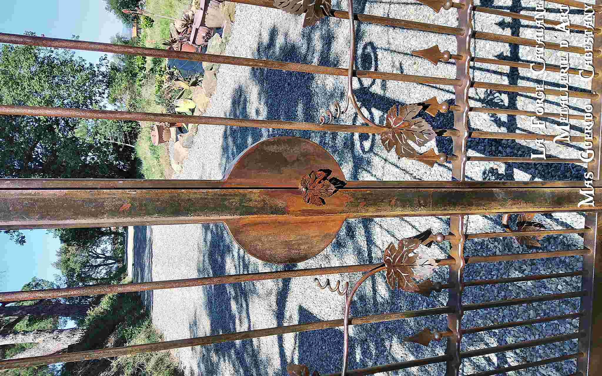 cache clef en feuille de vigne forge catalane.jpg